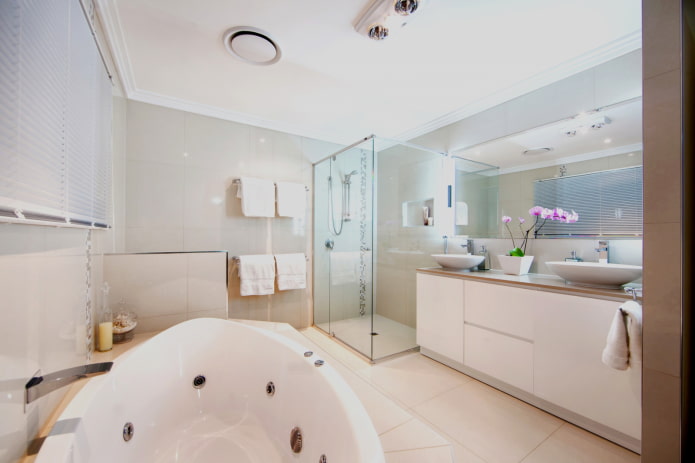 матовая потолочная поверхность в ванной