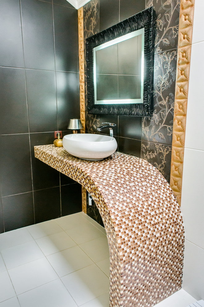 мозаика на столешнице в интерьере ванной