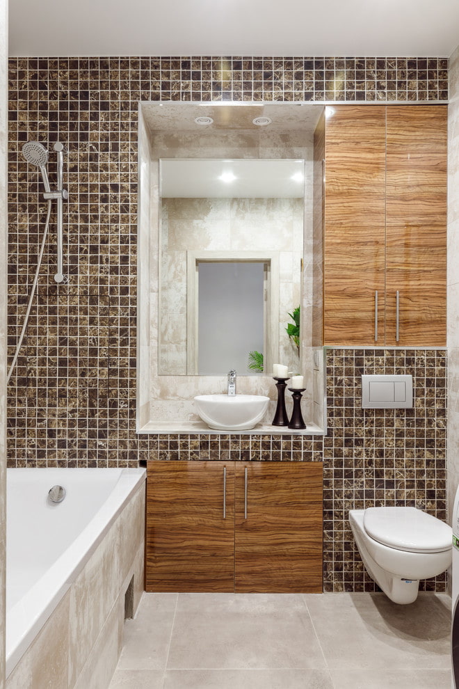 мозаика на стенах в интерьере ванной