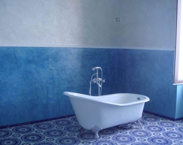 синие крашенные стены в ванной