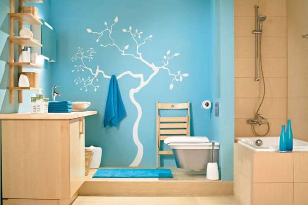 интерьер ванной комнаты с рисунком на стене