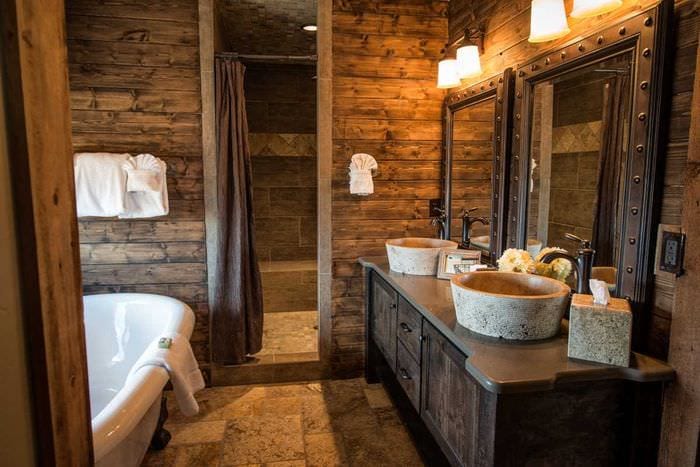 вариант современного интерьера ванной комнаты в деревянном доме