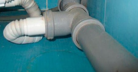Подсоединение сифона к канализации