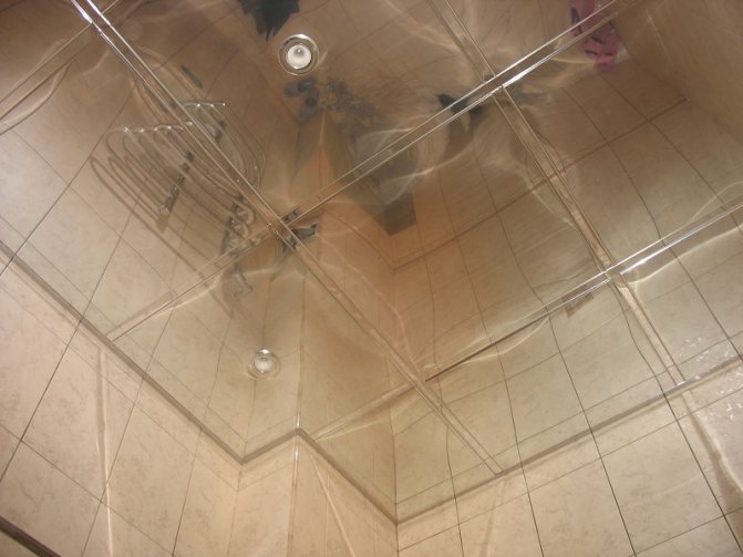 Стоит ли делать зеркальный потолок в ванной: оценим перспективы, выберем варианты