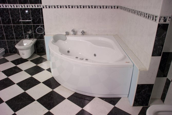 Угловая ванна в маленькой ванной комнате. Угловые ванны: размеры и цены