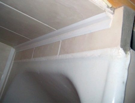 Чем можно заделать щель между ванной и стеной?