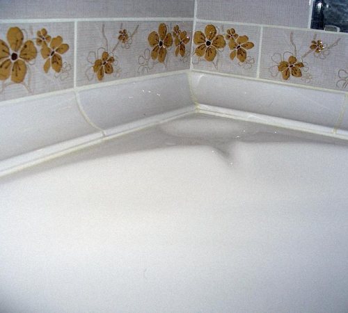 Чем можно заделать щель между ванной и стеной?
