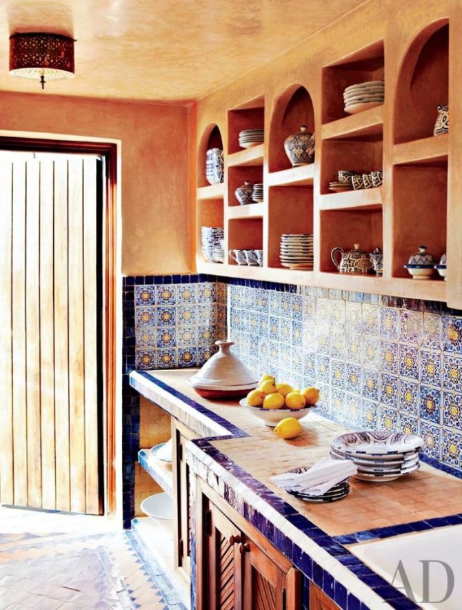 белая кухня с марокканским фартуком