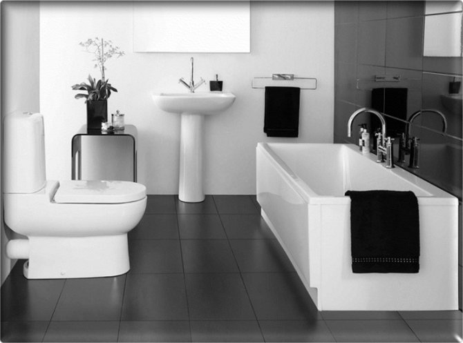Умиротворенная черно-белая ванная комната в доме