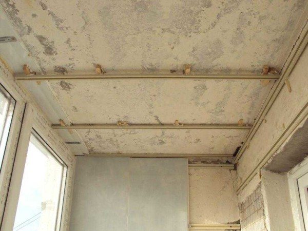 Чтобы не опускать потолок, зазор можно сделать минимальным