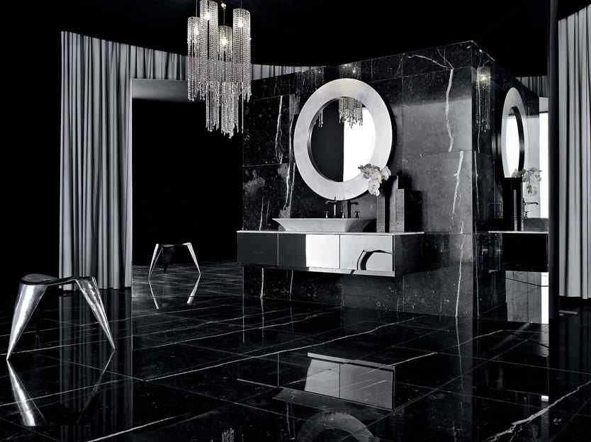 Умиротворенная черно-белая ванная комната в доме
