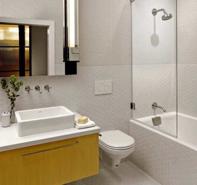 Для отделки ванной можно сочетать плитку разных форм и фактур