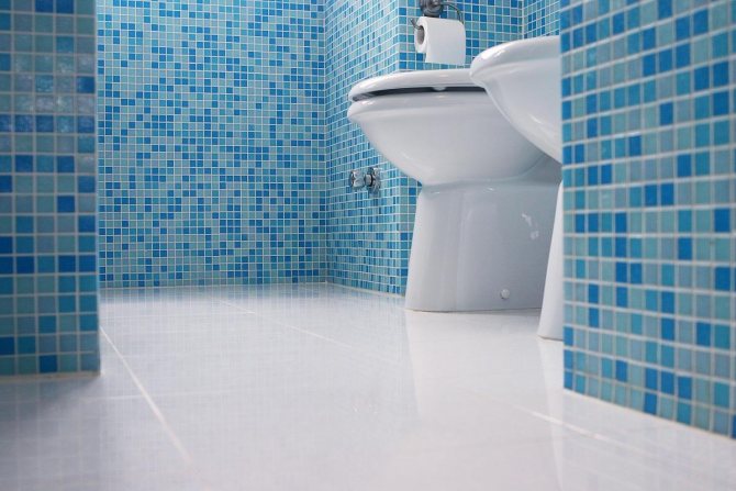 Для туалета хорошо подойдет мозаика голубого цвета