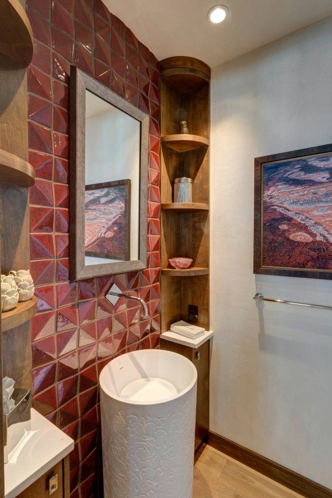 Эклектичная ванная комната с элементами деревенского стиля