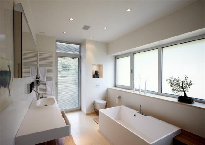 Естественную вентиляцию может обеспечить наличие окна в ванной комнате частного дома, однако это недоступно для большинства квартирных санузлов