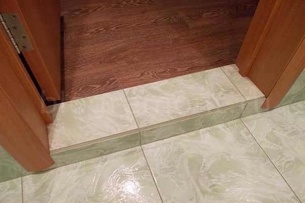 как установить порог в ванной комнате из бетона с облицовкой плиткой