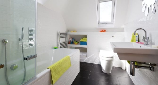 Лаконичный черно-белый дизайн ванной можно оживить яркими аксессуарами
