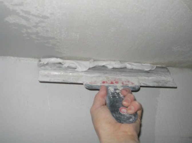 нанесение шпаклевки на бетонный потолок