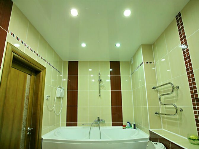 Натяжные потолки в ванной глянцевые