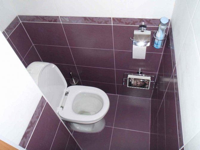 Отличным решением является отделка туалета внизу темной плиткой, а вверху - светлой