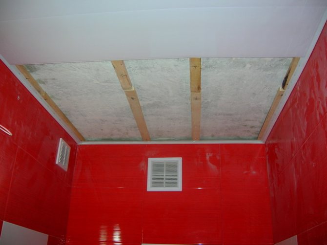 Перед отделкой потолка ванной нужно его очистить и провести частичную гидроизоляцию