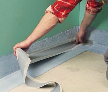 Первым делом нужно сделать герметичными вскрытые швы между полом и стеной