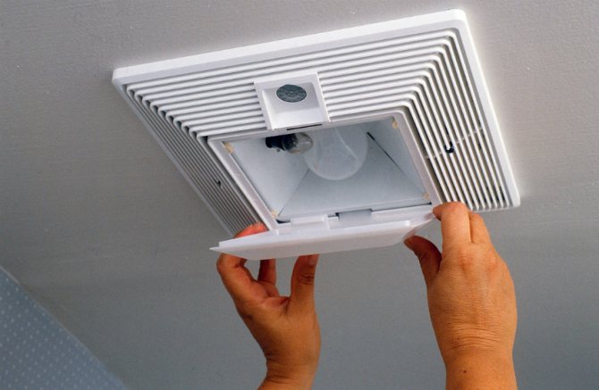 По отзывам покупателей, для туалета лучше использовать вентилятор с датчиком движения и встроенным освещением