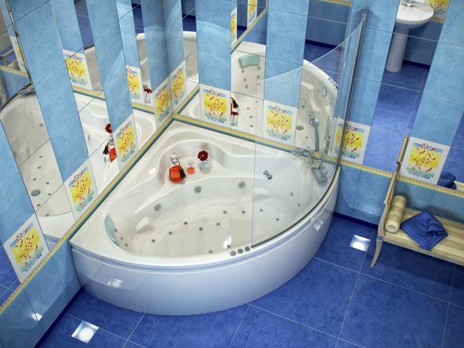 Повысить функционал ванны можно с помощью ограждения, предотвращающего попадание воды на пол
