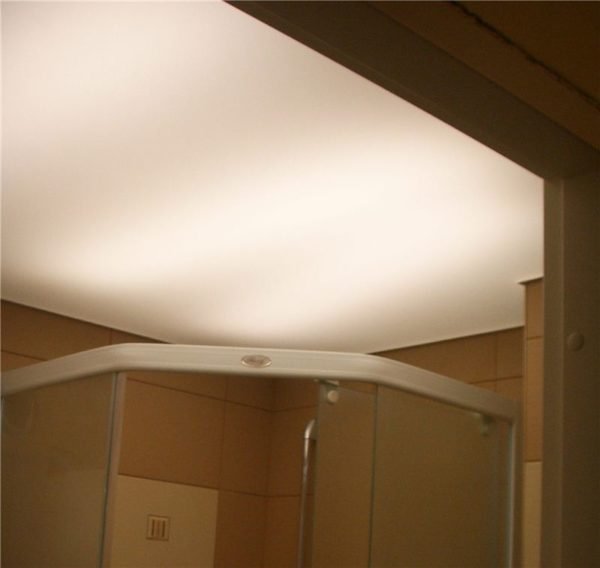 Пример скрытой подсветки натяжного потолка