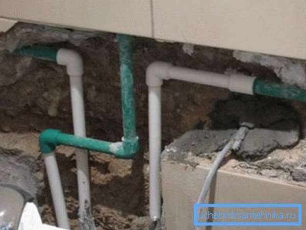 Прокладка водопровода в стене – не лучший вариант