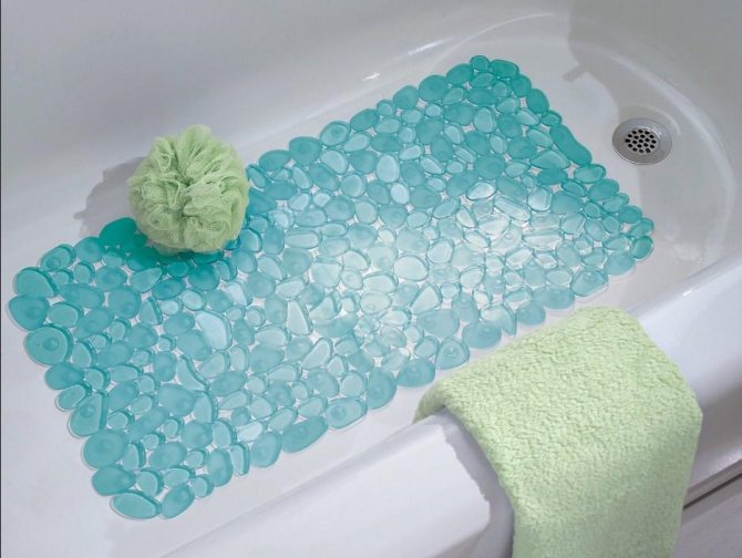 Противоскользящий коврик крепится к ванне с помощью специальных присосок