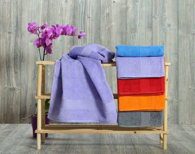 разноцветные полотенца в ванную