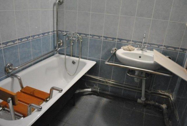 Зачем нужен стул для пожилых людей в ванной?