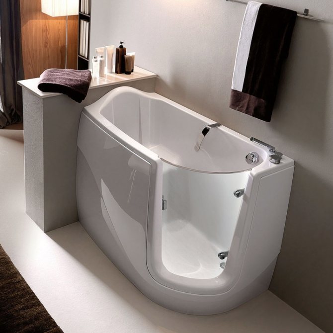Сидячая ванна с дверкой является отличным прибором, в котором довольно комфортно могут принимать душ инвалиды и престарелые люди