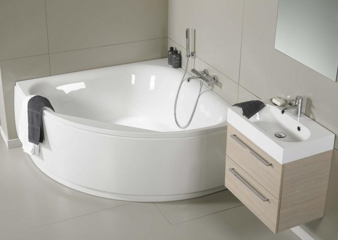 Среди преимуществ угловой ванной стоит отметить компактность и практичность