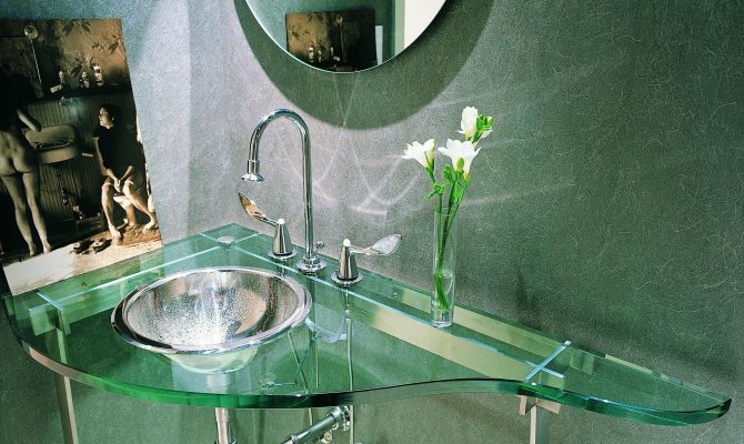 Стеклянный умывальник для ванной следует подбирать в зависимости от стилистики помещения