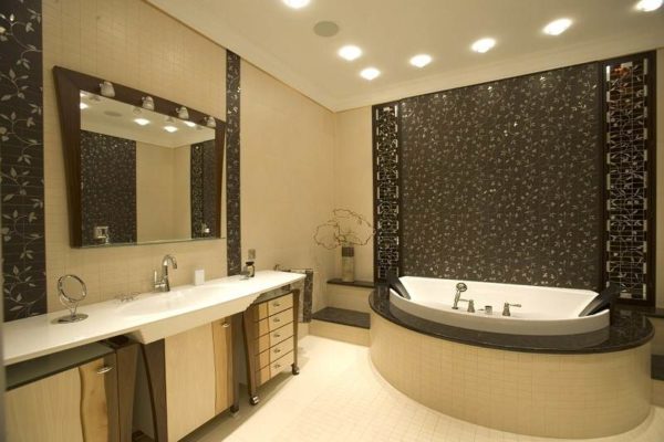 Точечное потолочное освещение в ванной комнате