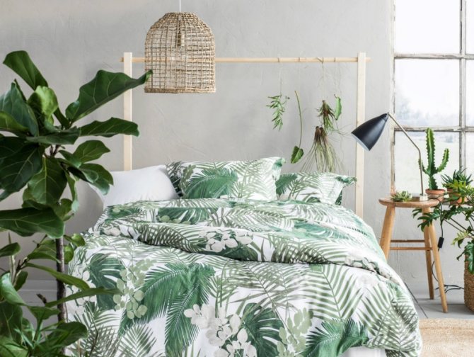 Тропическая спальня с плетеной люстрой фото 2020 года