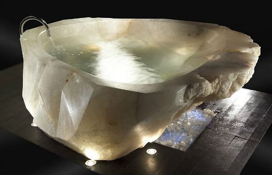 Ванна из натурального камня может выглядеть как самородок