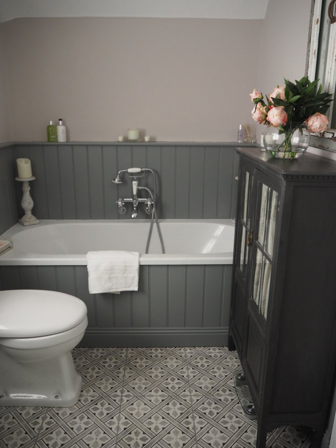 ванная комната с панелями серого цвета