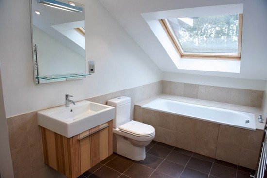 Ванная комната мансарда с окном