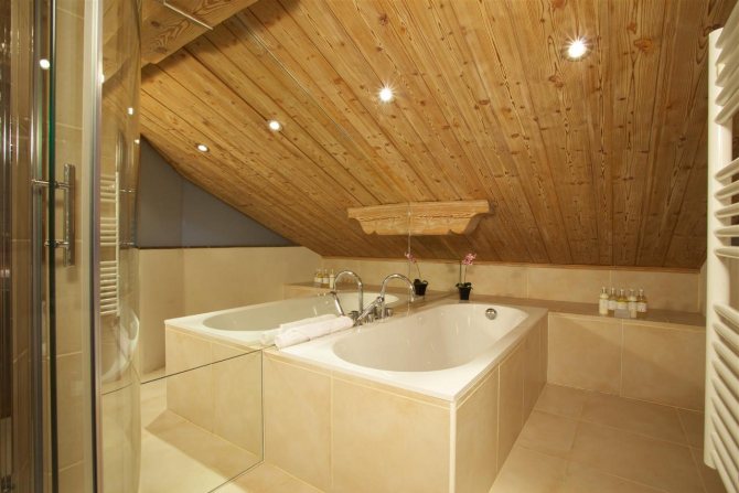 Ванная на мансардном этаже в дизайне интерьера дома