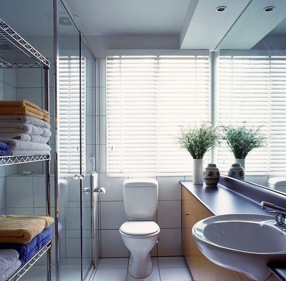 Встроенная мебель и стеллажи позволят не нагромождать ванну лишними аксессуарами