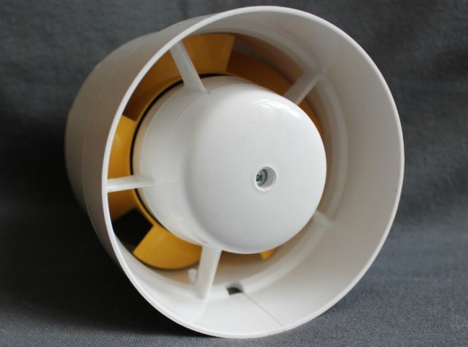 Ввиду особенностей конструкции, канальный вентилятор сложнее монтировать, но он более удобен в использовании