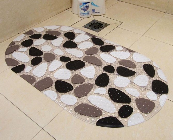Выбирать коврик в ванную для пола следует, исходя из ее дизайна