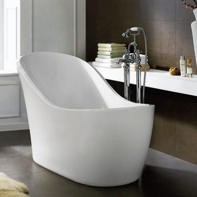 Выбрать удобное положение для сидячей ванны гораздо сложнее, чем для полногабаритного изделия