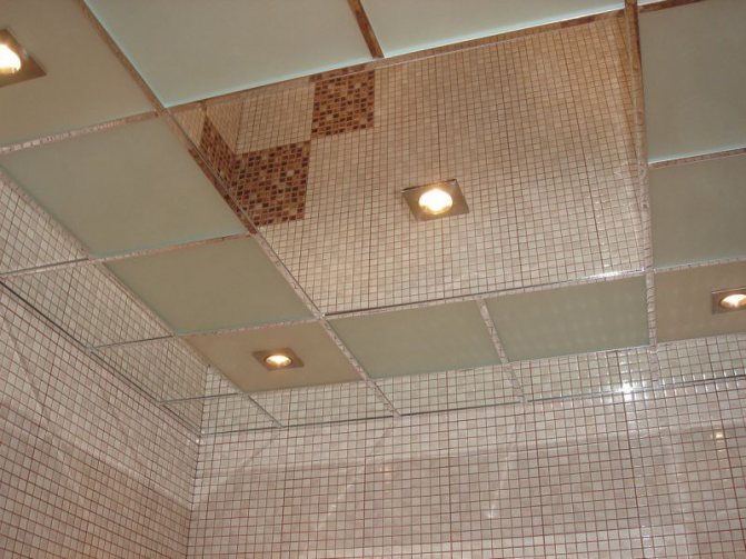 Зеркальный потолок в ванной из полистирольных плит