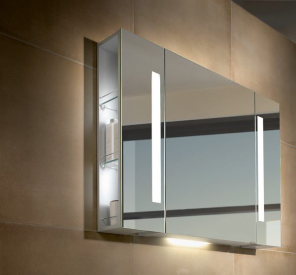 Зеркальный шкаф для ванной с подсветкой может украсить собой современные интерьеры