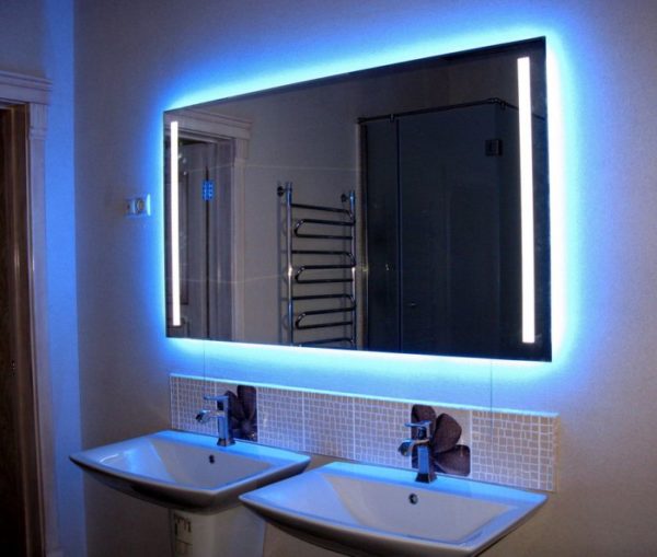 Зеркало со встроенной подсветкой в ванной комнате